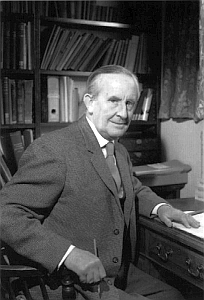 J.R.R. Tolkien al lavoro nel suo studio