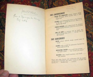 Libro "Sword and Sorcery" con la firma di J.R.R. Tolkien