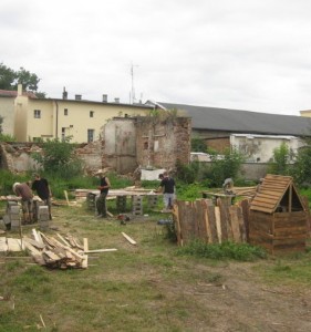 La costruzione di una parte del villaggio medievale