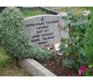 Oxford: tomba di Tolkien nel cimitero di Wolvercote
