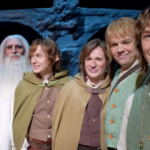 Gimli (Antti Kyllönen), Gandalf (Mika Kujala), Pippin, Merry (Teemu Aromaa), Sam (Hannes Suominen) e Frodo (Stefan Karlsson)