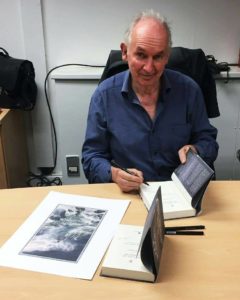 Alan Lee firma copie della Caduta di Gondolin